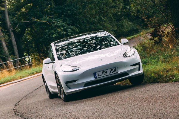 В Model 3 е възприет минималистичният подход - с централен екран в средата на таблото за управление. Може да бъде неприятно в движение и някои физически бутони за управление на климатика биха били добре дошли. 

Пространството също е добро и вие получавате багажник, който е по-голям от други съперници. Намира се модел Long Range от 2019 година, който е изминал 95 000 км и струва 30 000 евро.